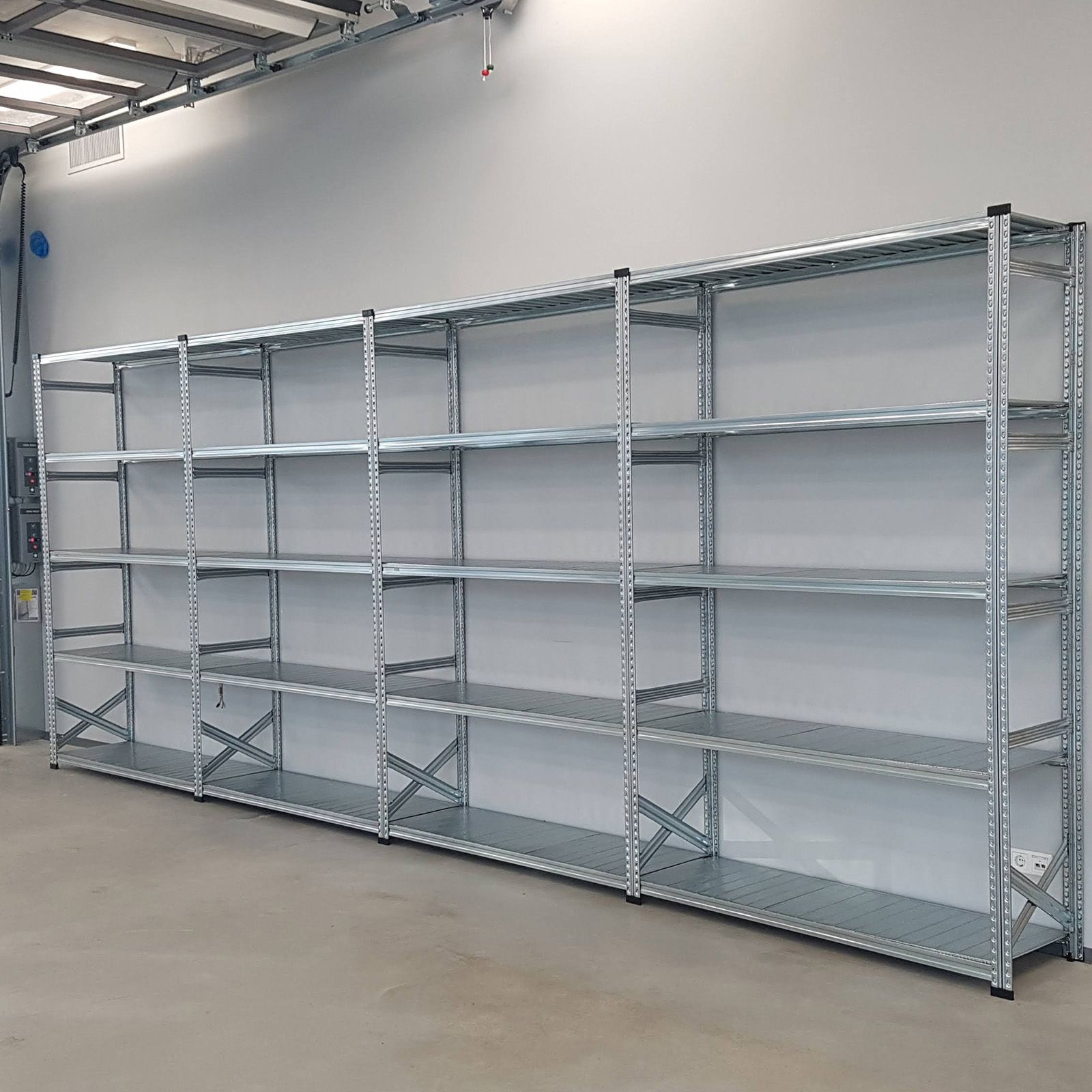 Metalen stellingkast in een zakelijke opslagruimte