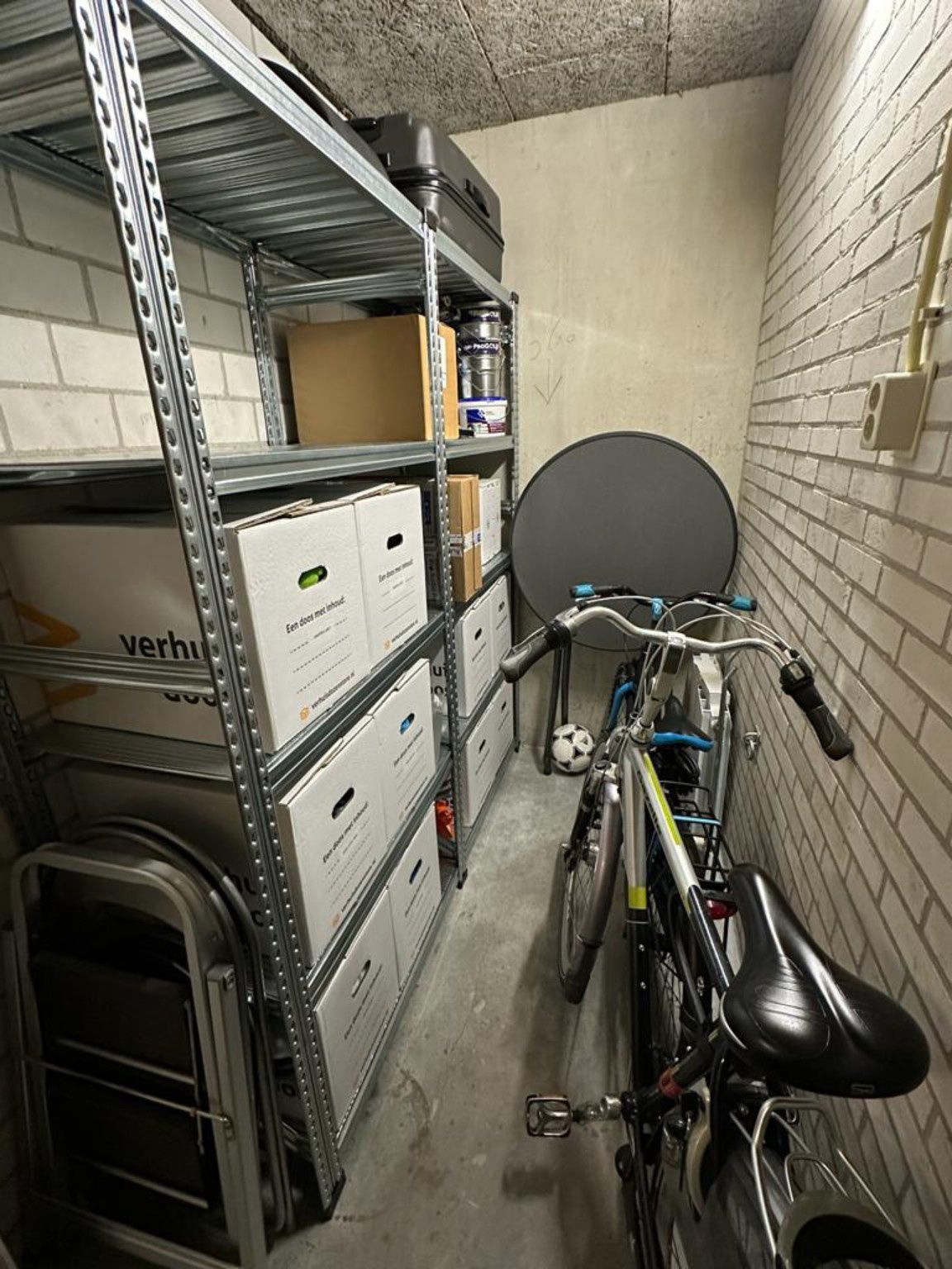 Berging ingericht met metalen stellingkasten van De Stelling