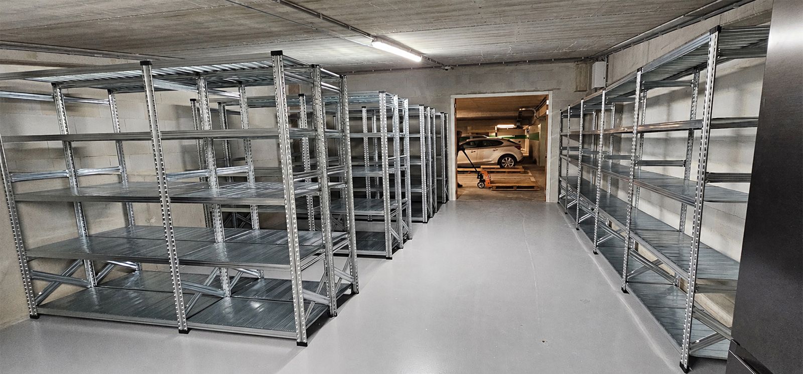 Bedrijfsruimte ingericht met metalen stellingkasten voor overzichtelijke opslag