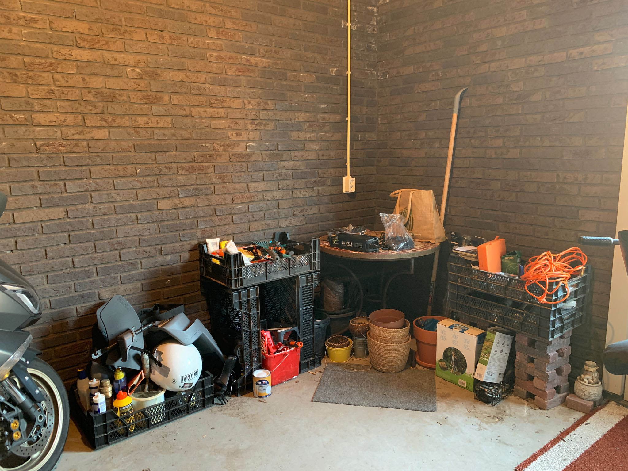 Garage of schuur met losse spullen voordat er een stellingkast is geplaatst