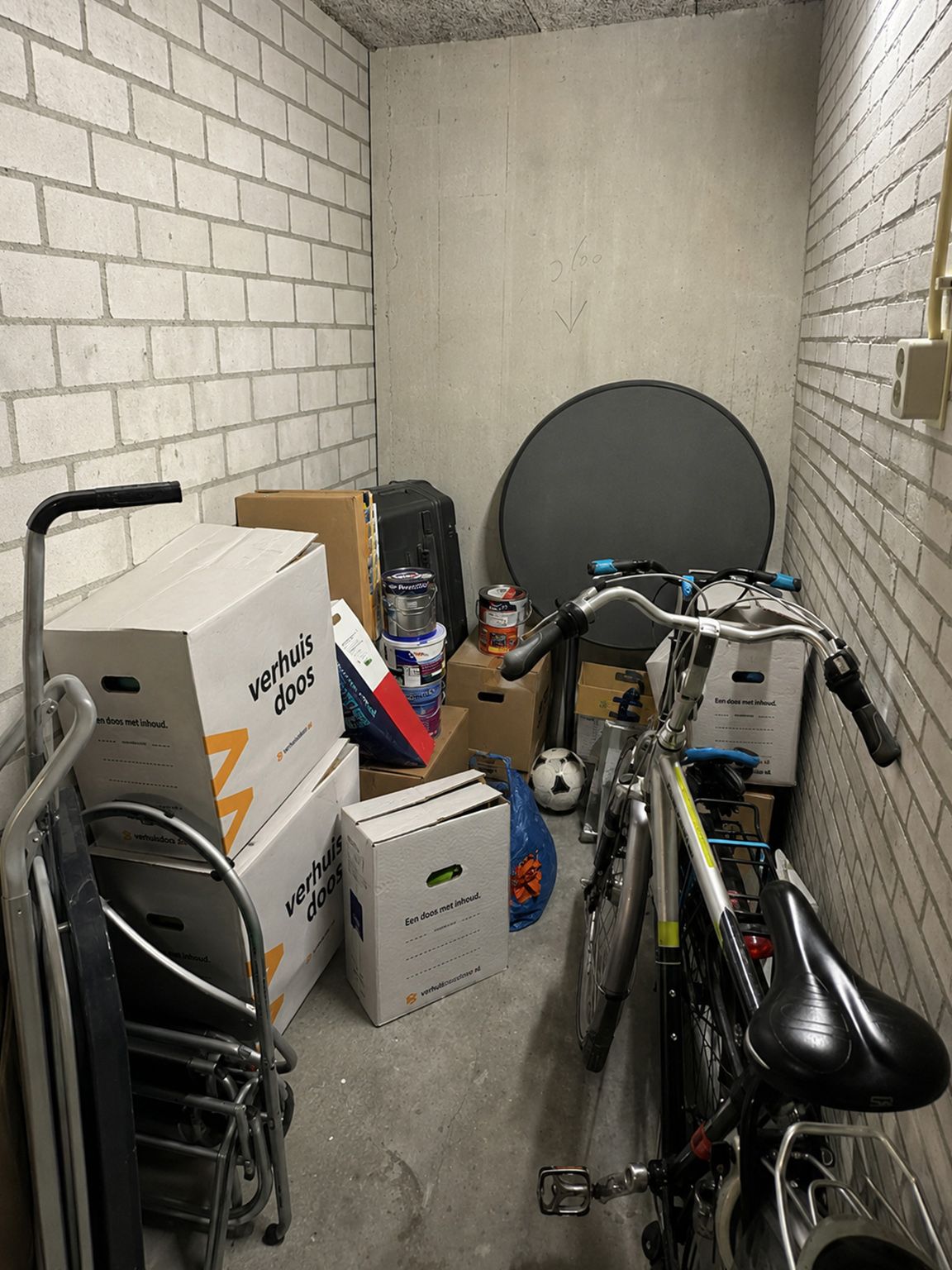 Lege berging voordat er een stellingkast is geplaatst