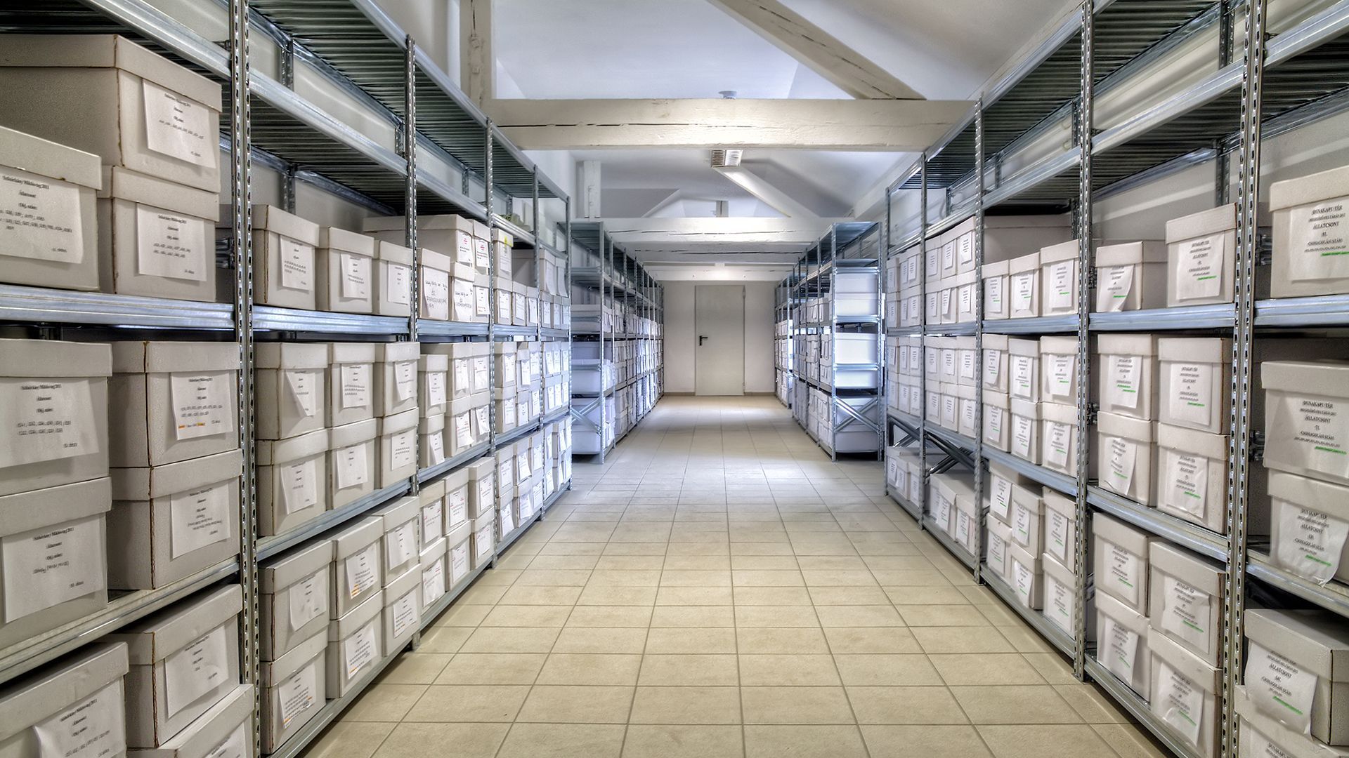 Archiefopstelling met metalen stellingkasten voor dozen