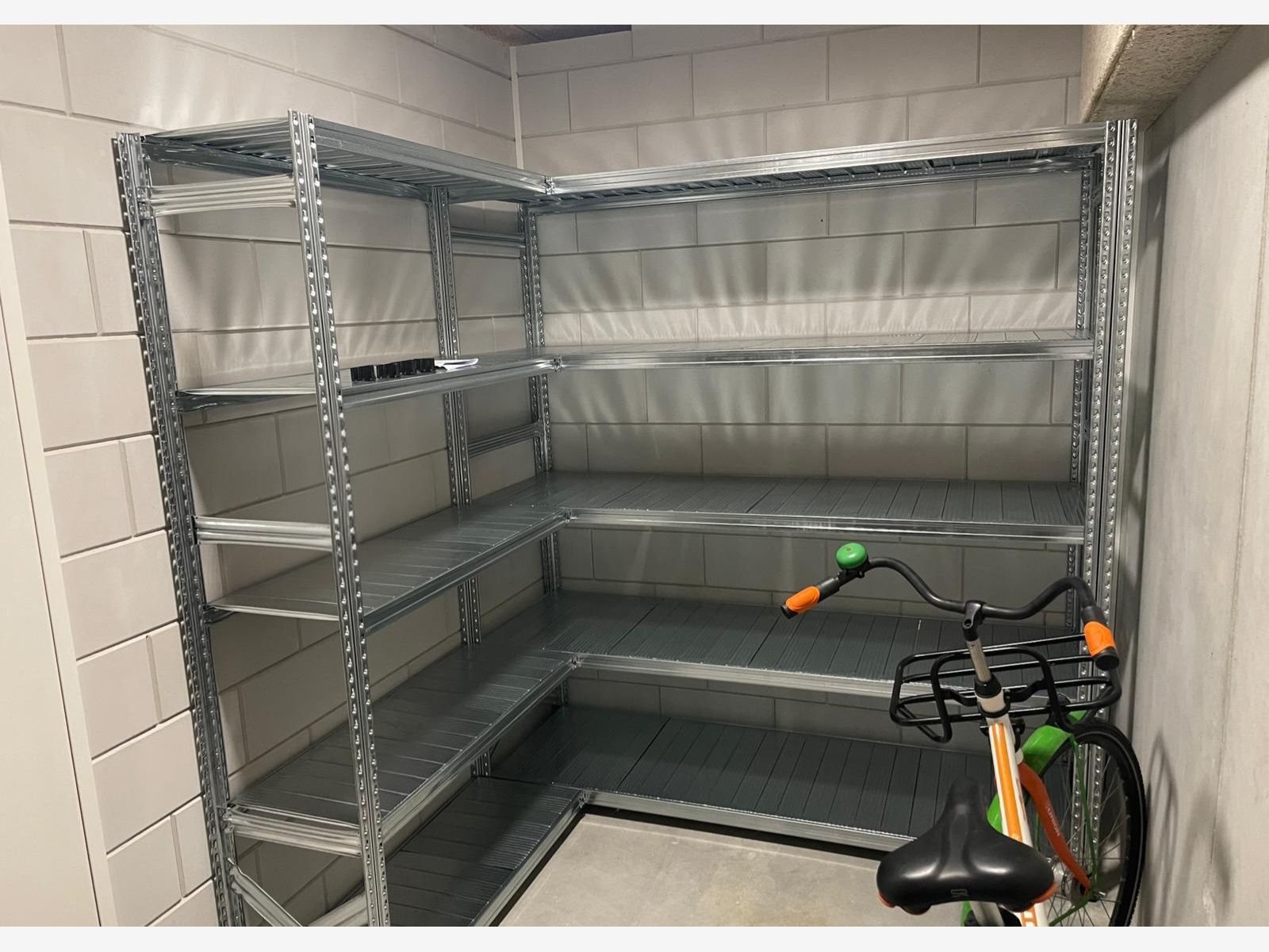 Hoekopstelling met metalen stellingkasten in een berging