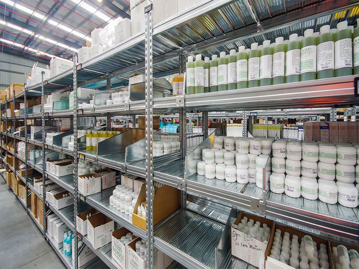 Magazijnopstelling met metalen stellingkasten voor dozen, voorraad en materialen