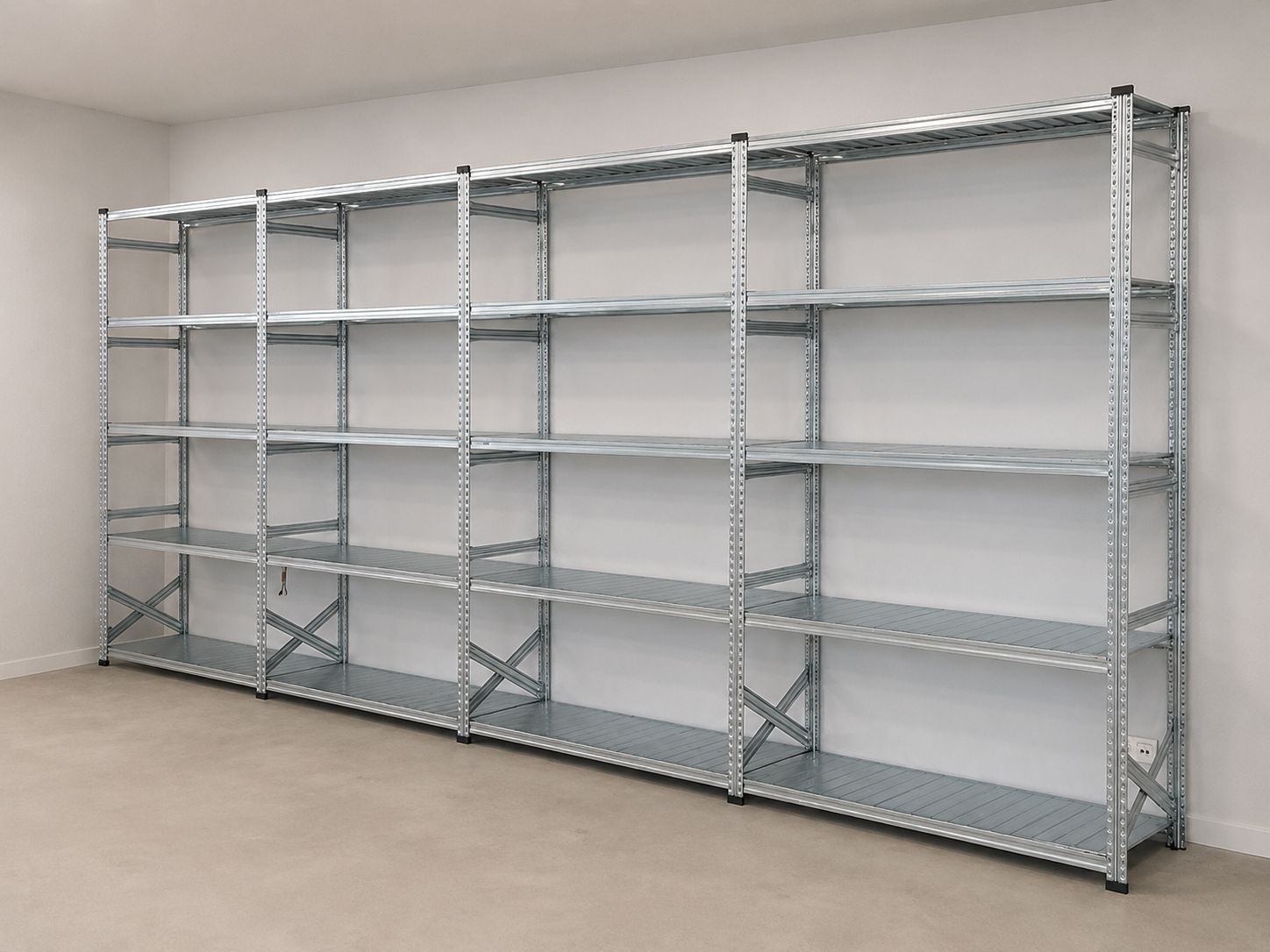 Rechte metalen stellingkast in een berging