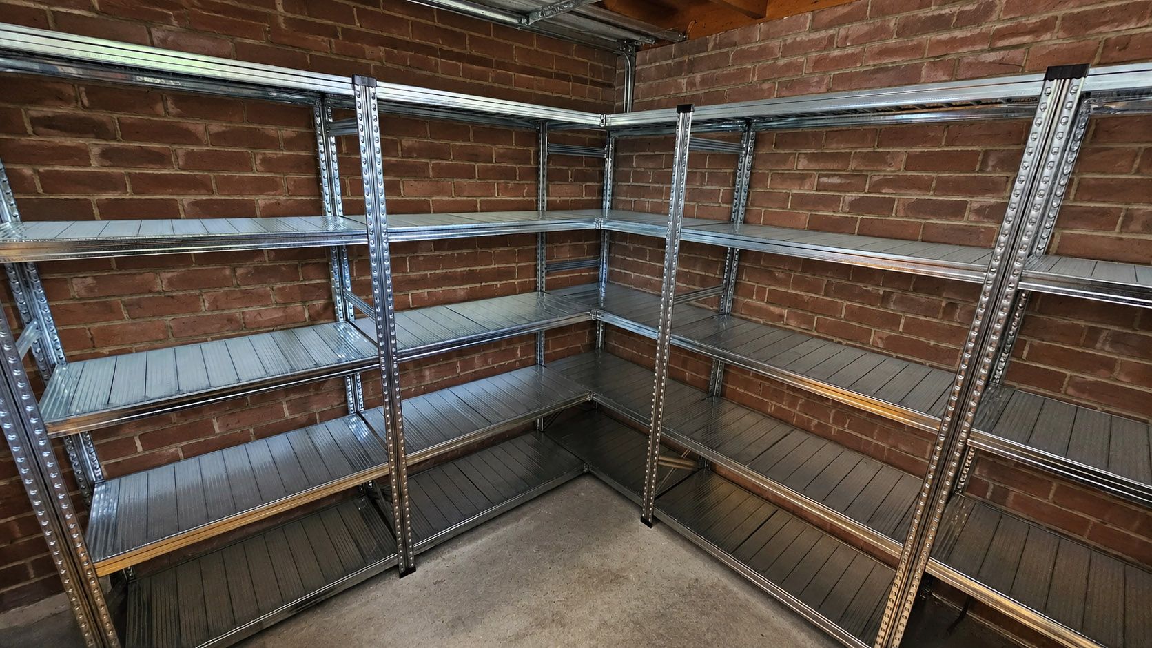 Metalen stellingkast in een schuur voor tuinspullen en potgrond